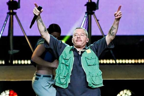 Umuraperi Macklemore yakuwe mu bahanzi bazaririmba mu bitaramo bye Ed Sheeran kubera ubutumwa ya tangaje butavuzwe ho rumwe.
